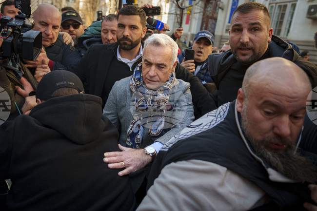 Румънските власти претърсват днес лица от групата около Хорациу Потра, осигурявал охраната на бившия кандидат за президент Калин Джорджеску