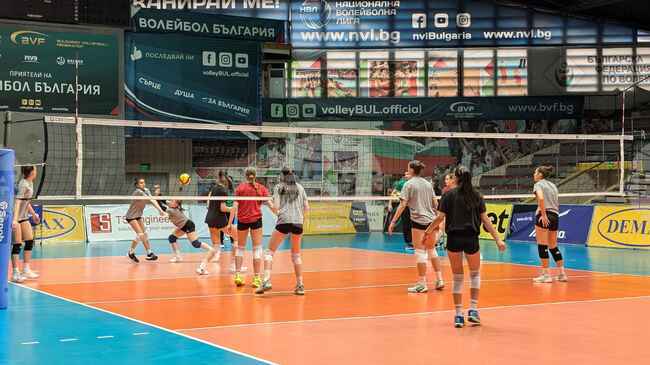 Националният отбор по волейбол за жени до 16 години прави лагер с 16 състезателки в София