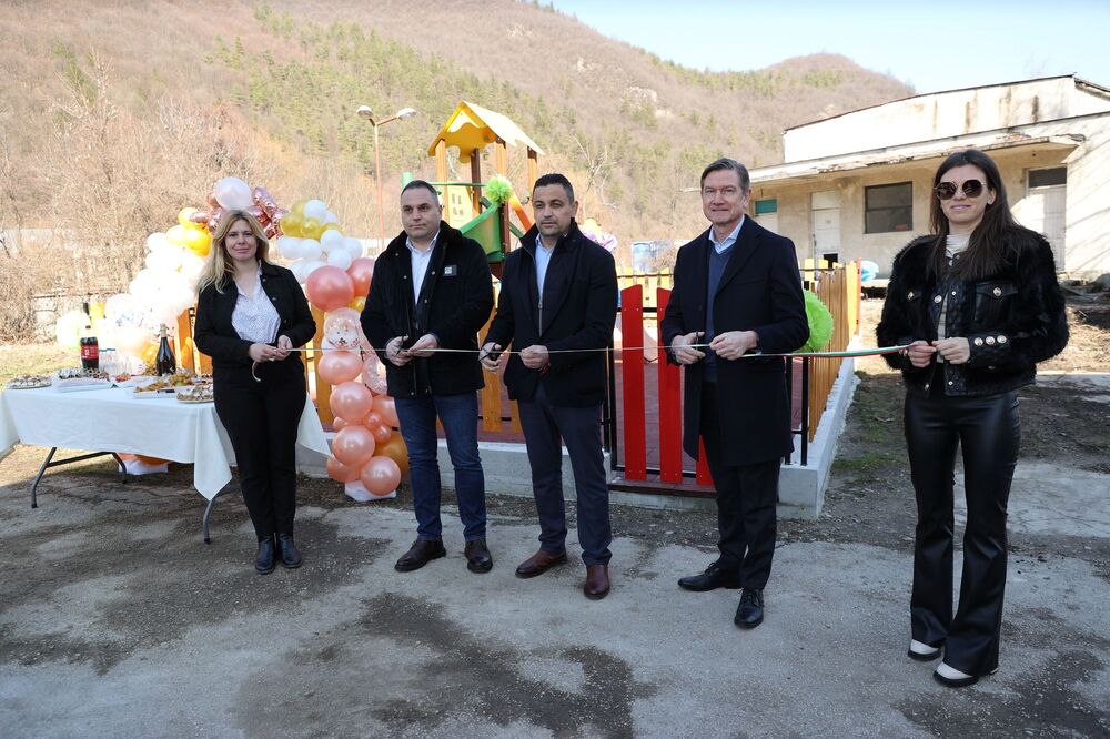 Центърът за социална рехабилитация и интеграция в Етрополе вече разполага с нова детска площадка 