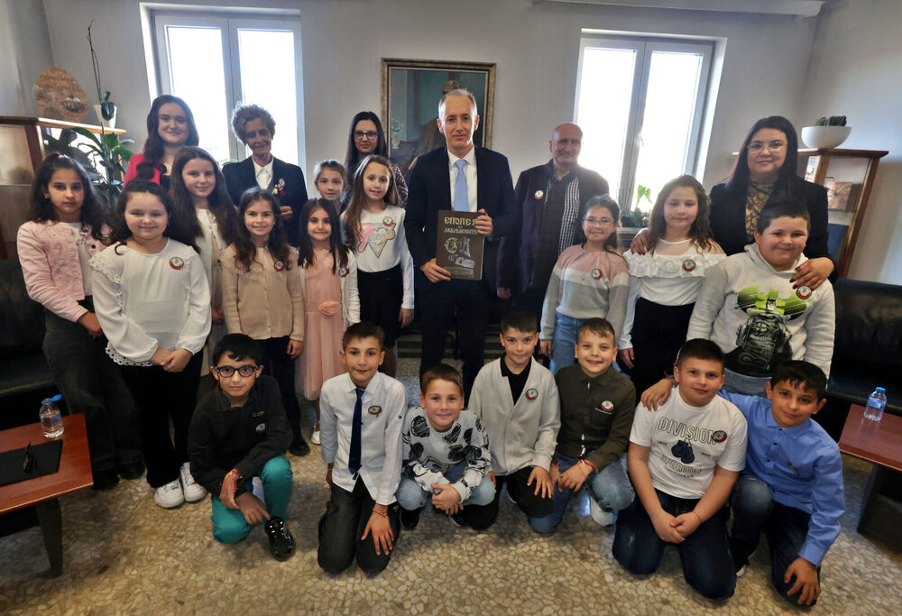 Третокласници подариха на министър Красимир Вълчев ръкописен препис на "Епопея на забравените"