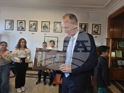 Третокласници подариха на министър Красимир Вълчев ръкописен препис на "Епопея на забравените". Снимка: МОН