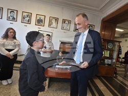 Третокласници подариха на министър Красимир Вълчев ръкописен препис на "Епопея на забравените". Снимка: МОН