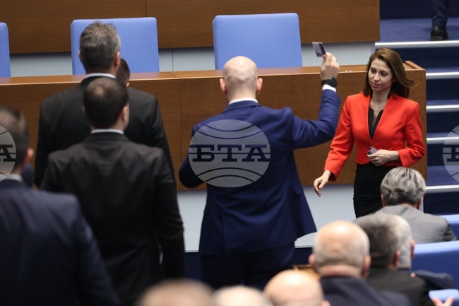 Искра Михайлова от „Възраждане“ беше отстранена от пленарното заседание, по-късно наказанието ѝ беше изменено на порицание 