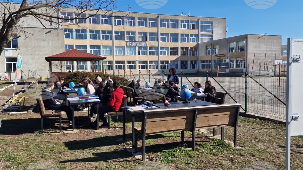 Седмокласници от училището в разградското село Самиул се учиха как се чертае климатограма в класна стая на открито