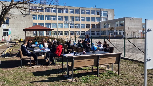 Седмокласници от училището в разградското село Самиул се учиха как се чертае климатограма в класна стая на открито