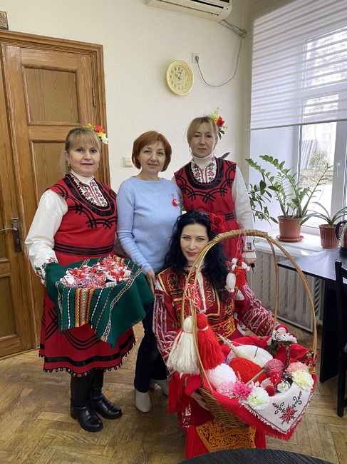 Центърът за българска култура в Болград закичи жителите на града с мартеници по случай Баба Марта