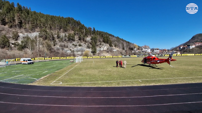 Медицински хеликоптер транспортира най-тежко пострадалия при катастрофата в Смолян