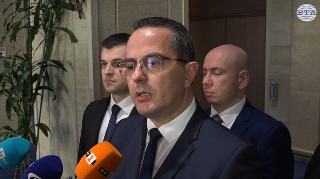 Искра Михайлова от „Възраждане“ беше отстранена от пленарното заседание, по-късно наказанието ѝ беше изменено на порицание