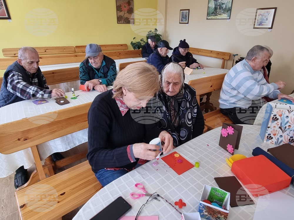 Доброволци от БЧК в Кърджали правиха поздравителни картички с обитателите в Дома за стари хора 