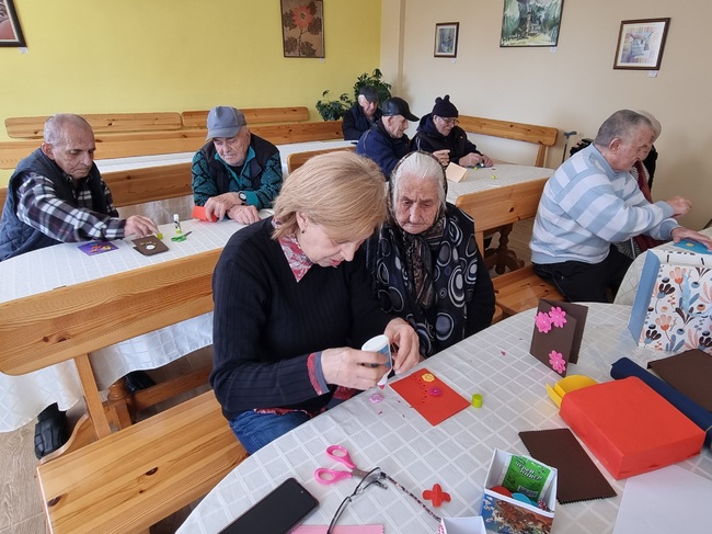 Доброволци от БЧК в Кърджали правиха поздравителни картички с обитателите в Дома за стари хора