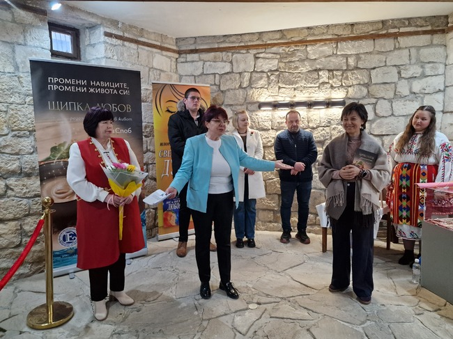 Разградчани се срещнаха с майсторката везбарка Детелина Дачева и с писателката Илора Споб в Етнографския музей