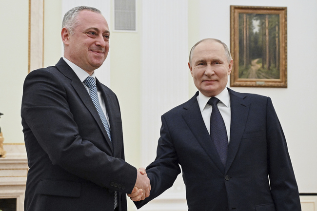 Путин обеща на среща с лидера на грузинския сепаратистки регион Абхазия непрекъснато електроснабдяване на района