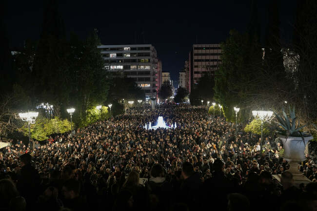 Нови шествия имаше в Гърция в памет на жертвите от катастрофата в Темпе, съобщава се за сблъсъци на маскирани с полицията
