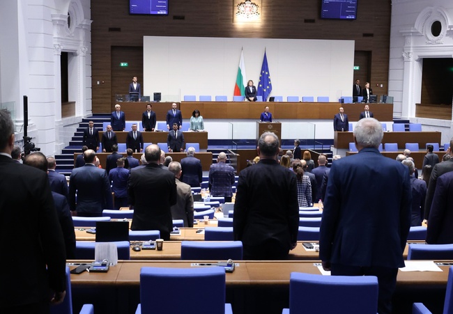 Точно в полунощ в пленарната зала прозвуча химнът на България, докато депутатите обсъждат на първо четене държавния бюджет