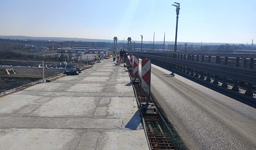 Подменени са стоманобетонни пътни панели с дължина 274 метра на Дунав мост при Русе, съобщиха от Агенция "Пътна инфраструктура"