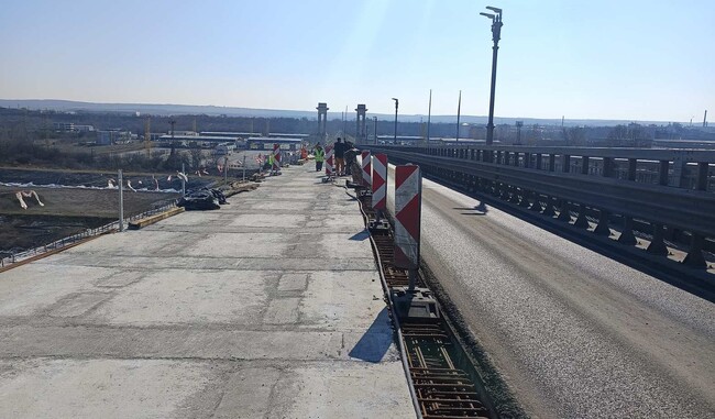 Заради ремонт през ГКПП „Станке Лисичково“ може да се преминава през ограничен брой трасета, продължава и ремонтът на Дунав мост