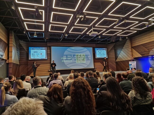 Бъдещето не е избор между физическия и дигитален свят, а е синергията им в едно, коментираха експерти на форум за изкуствен интелект в София