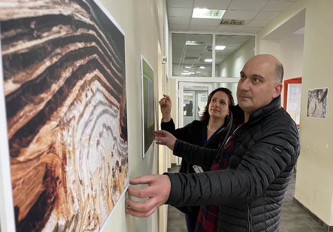 Творби на фотограф посрещат клиентите на "Бюрото по труда" в Русе