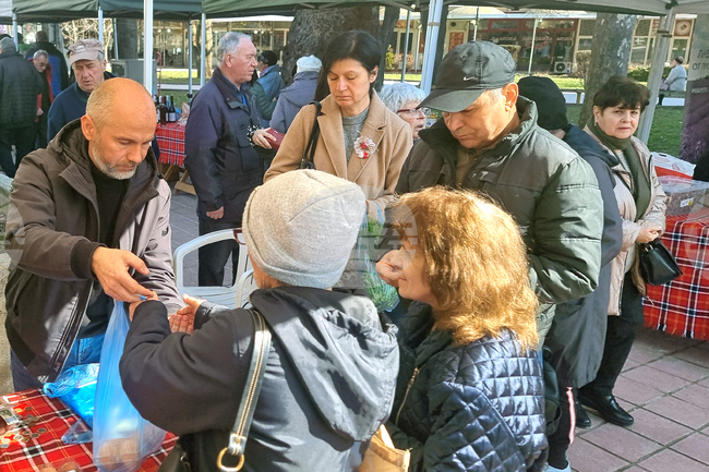 Производител на яйца протестира в Добрич, като продава продукцията си на доставна цена