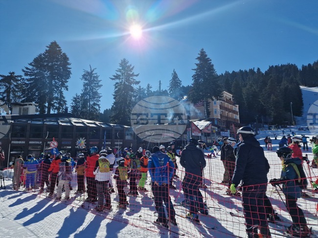 Около 350 деца от Самоков и Долна баня участват в програмата„Научи се да караш ски“ в Боровец