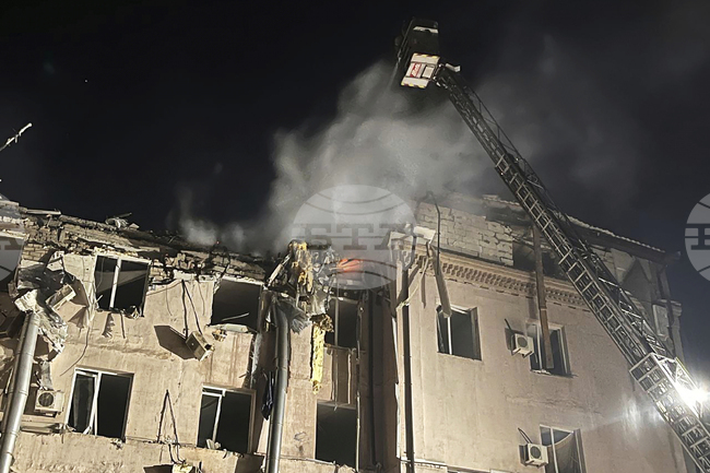 Най-малко двама души са загинали при руски удари в Днепропетровска област, съобщиха властите