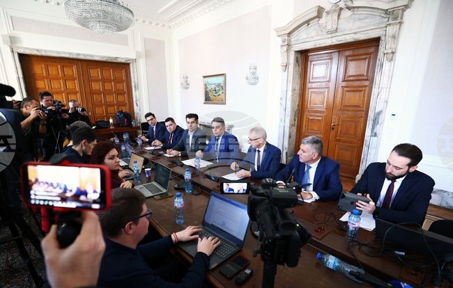 Най-скандалното в проектобюджета на държавата е взимането на 7 млрд. лв. дълг, каза Асен Василев от ПП