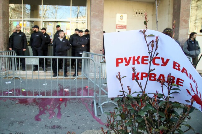 Бой пред кметството в Белград, общински съветници от опозицията пяха сръбския химн по време на заседанието
