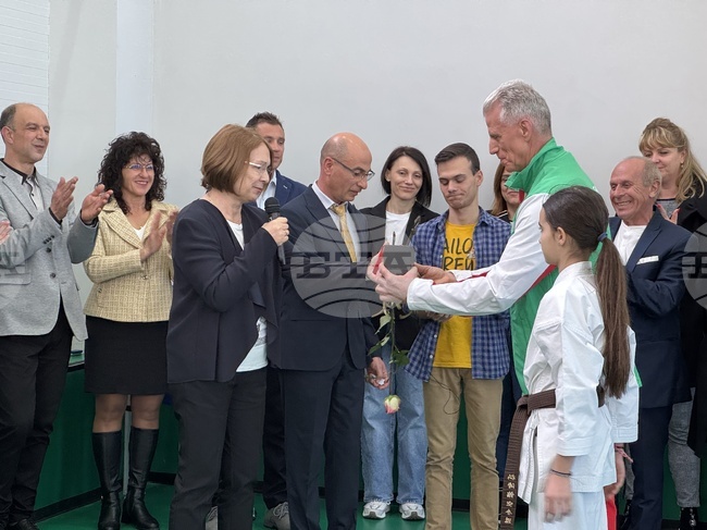 В казанлъшката математическа гимназия откриха официално новоизградения физкултурен салон 