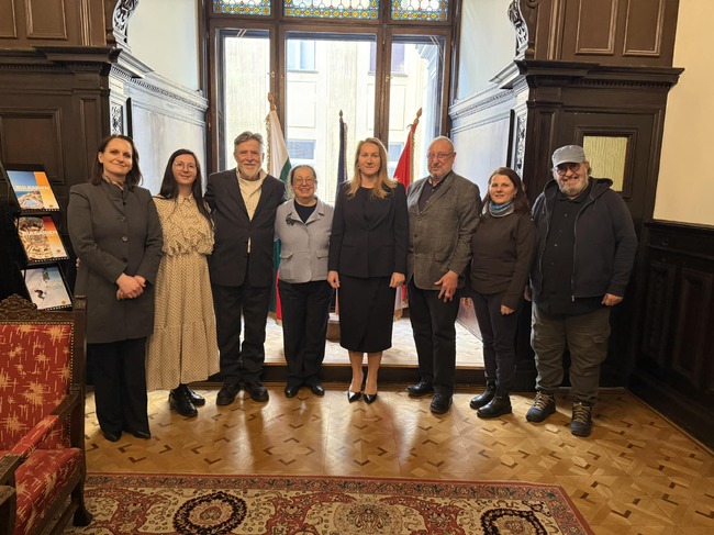 Среща с Руси Чанев, адаптирал за българчета, живеещи в чужбина „Под игото“ от Иван Вазов, се състоя във Виена 