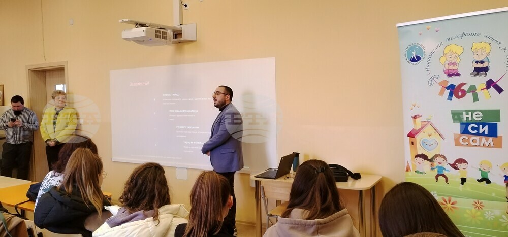 Ученици от град Перник се включиха в кампанията на Държавната агенция за закрила на детето срещу употребата на вейп, райски газ и др.