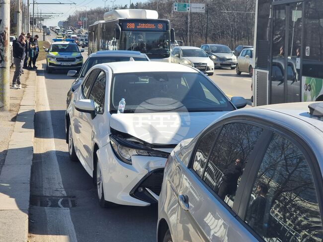 Един човек е загинал, а 13 души са ранени при катастрофи в страната през последното денонощие