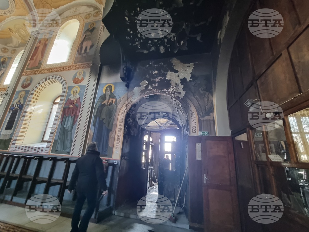 Горя храмът „Св. Богородица” в Сливен