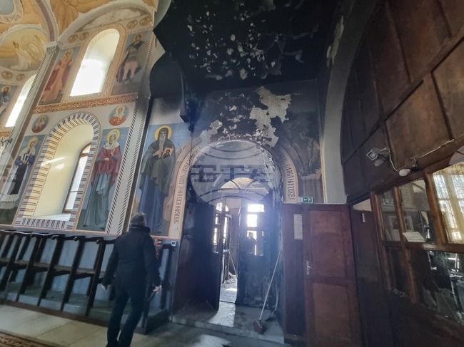 Горя храмът „Св. Богородица” в Сливен