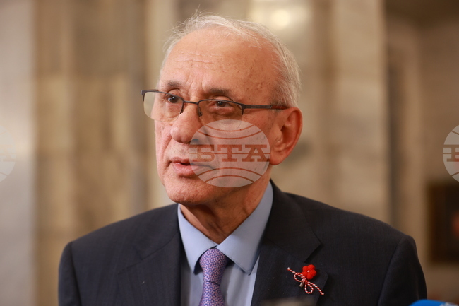 Работна група обсъжда възможностите за редуциране на списъка с лекарства, продавани чрез вендинг машини, каза министър Силви Кирилов