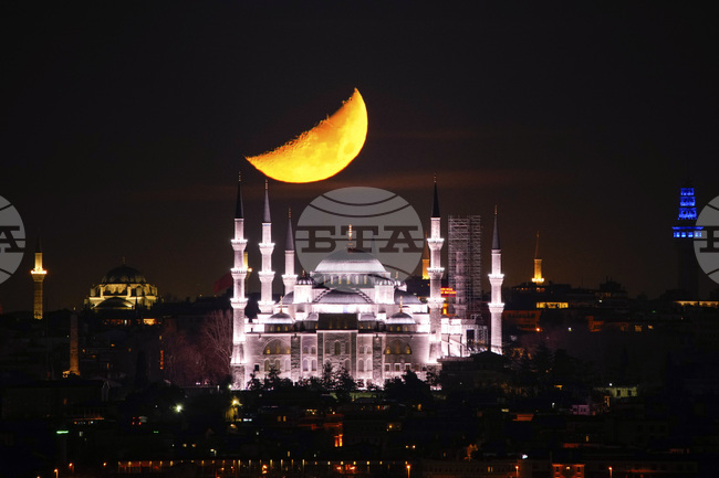 Властите в Истанбул планират превръщането на историческия център на града в пешеходна зона чрез серия от нови регулации