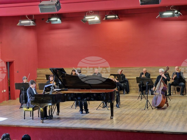 Клавирни творби от световната класика представиха пианистите Хасан и Ибрахим Игнатови съвместно с Разградската филхармония