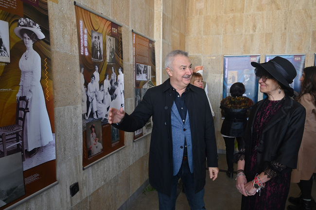 Изложба „Модата в огледалото на едно столетие“ бе представена в Монтана по повод празника на жената 8 март