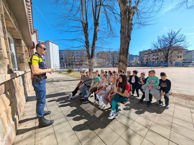 Беседа по пътна безопасност се състоя в Начално училище „Васил Левски“ в Габрово 