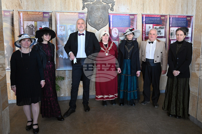  Монтана - „Модата в огледалото на едно столетие 1850-1950 година“ - изложба