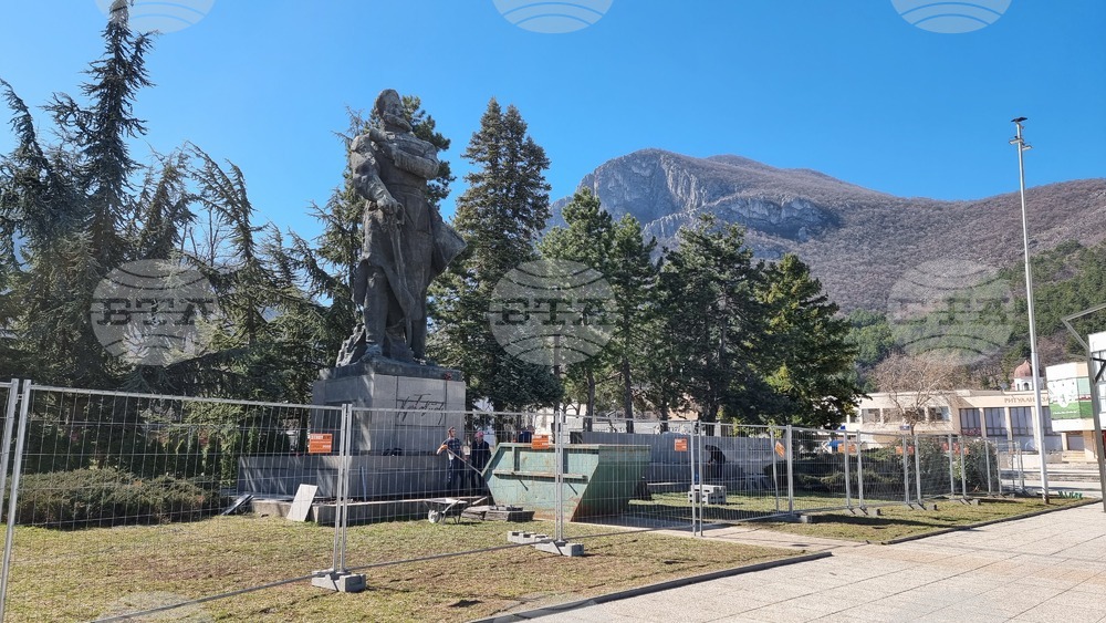 Ремонтират скулптурно-архитектурния ансамбъл на паметника на Христо Ботев в град Враца