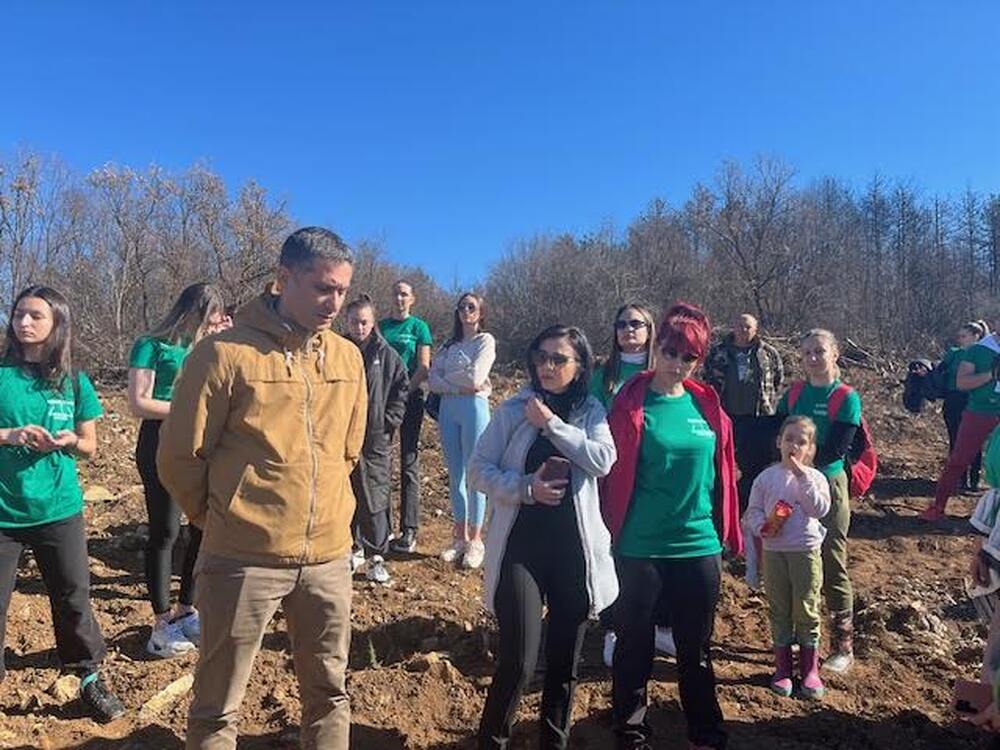 Студенти и преподаватели от Медицинския колеж към Тракийския университет засадиха 1000 атласки кедъра в местността "Седми километър"