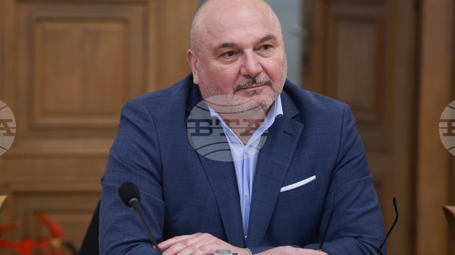 Да се прави социална политика през данъците не е ефективно, смята Любомир Дацов