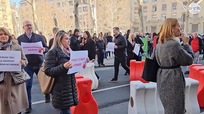 Граждани заляха с червена боя сградата на кметството в Белград по време на протест
