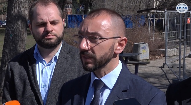 Ако до края на юли ремонтът на театър "София" не бъде готов, Столична община ще загуби над 9 млн. лв., каза Антон Хекимян