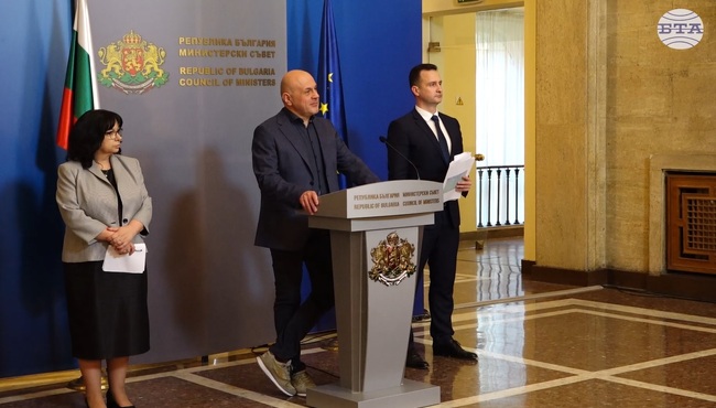 Следващата седмица ще обявим кои проекти по НПВУ отпадат, каза вицепремиерът Томислав Дончев на извънреден брифинг в МС
