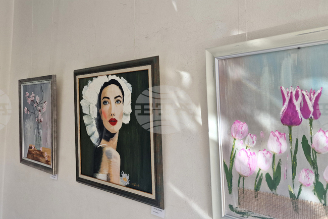 Три жени творци подредиха изложба в Хасково за празника Осми март