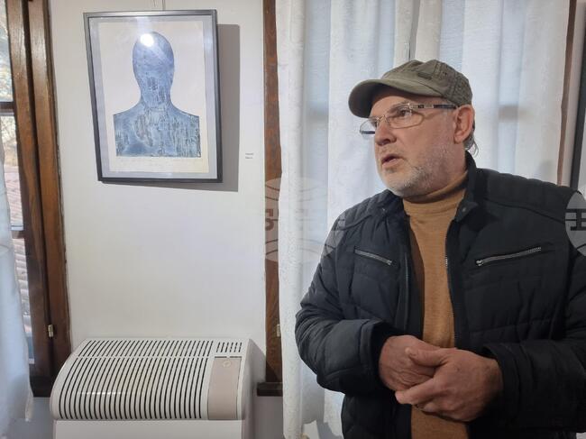 Изкуството без емоция е занаят, каза авторът Станислав Божанков при откриването на изложбата му "За болката"