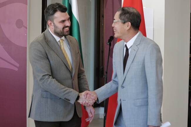 Foreign Minister Opens Photo Exhibition Celebrating 75 Years of Bulgaria-Vietnam Diplomatic Relations