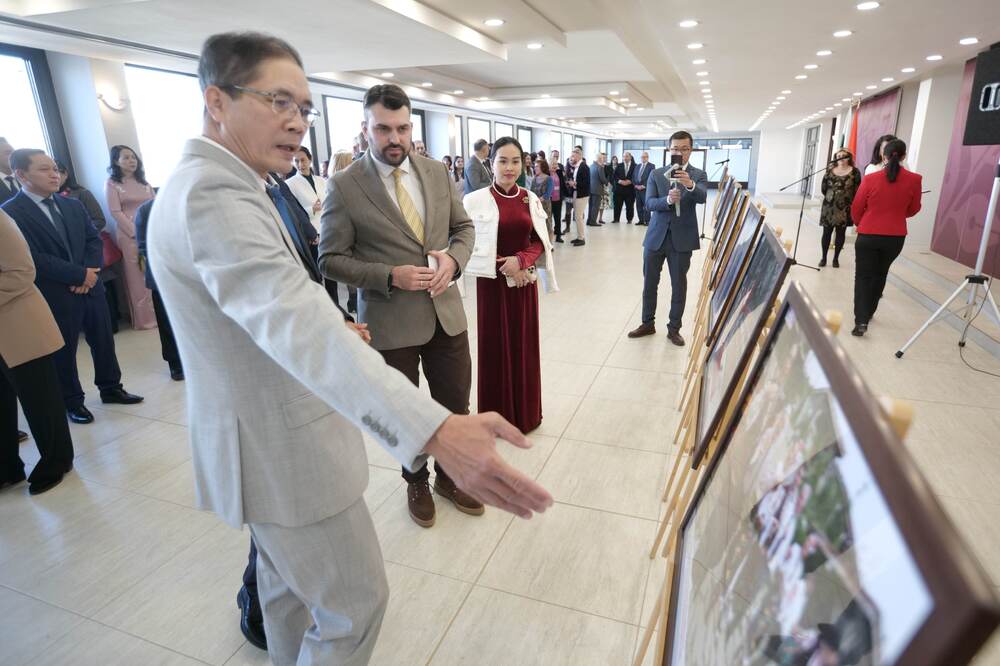 Виетнам е приоритетен партньор на България в Югоизточна Азия, каза Георг Георгиев, който откри фотоизложба за 75 години дипломатически отношения между двете страни