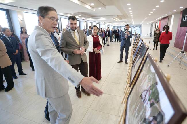 Виетнам е приоритетен партньор на България в Югоизточна Азия, каза Георг Георгиев, който откри фотоизложба за 75 години дипломатически отношения между двете страни